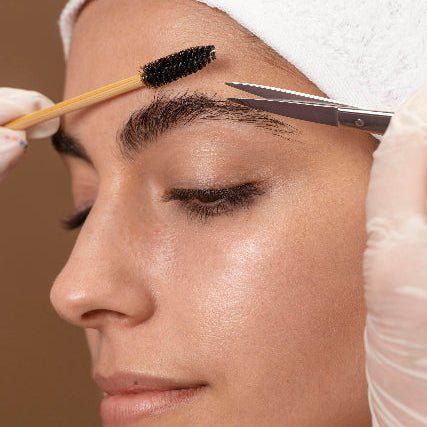 BEAUTYVEDA Augenbrauen fassonieren/färben + Wimpern färben  -Zusatzbehandlung