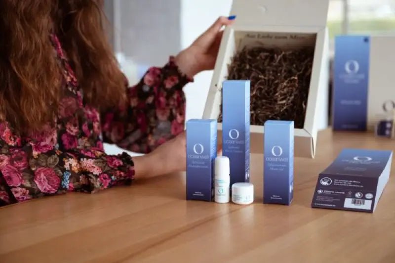 OCEANWELL GESCHENKBOX aus Graspapier + Seegras - Füllung (Verkaufsförderung) - BeautyVeda | Oceanwell GESCHENKBOX aus Graspapier + Seegras - Füllung | Verkaufsförderung. Accessoires, Basic, Oceanwell